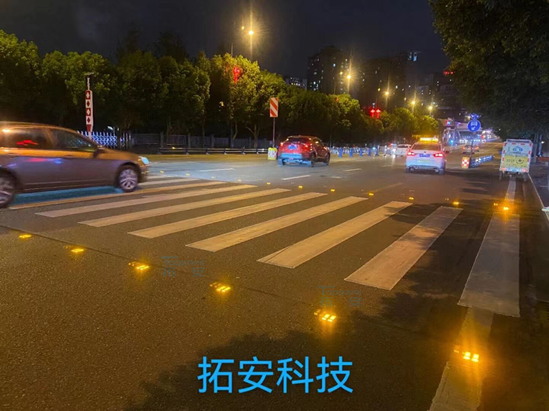 內(nèi)江市公安局交警支隊誘導燈示范路