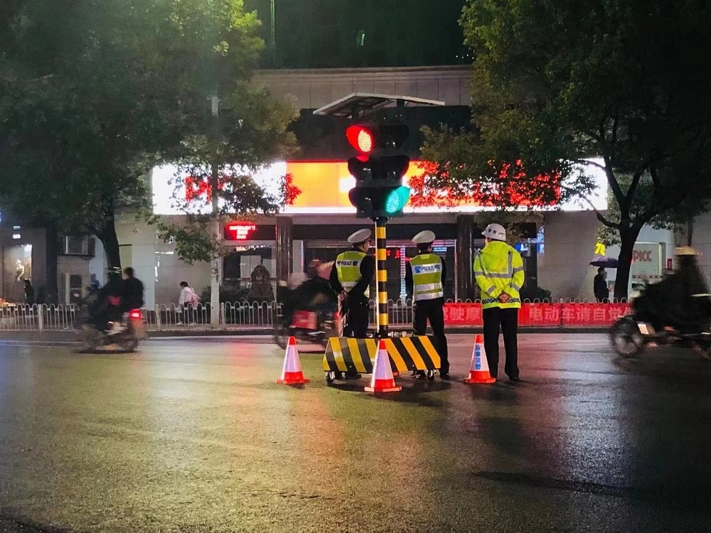 年底眾多車輛回流，很多未安裝信號(hào)燈路口癱瘓，太陽(yáng)能移動(dòng)紅綠燈-最佳的選擇！助力交通安全暢通。